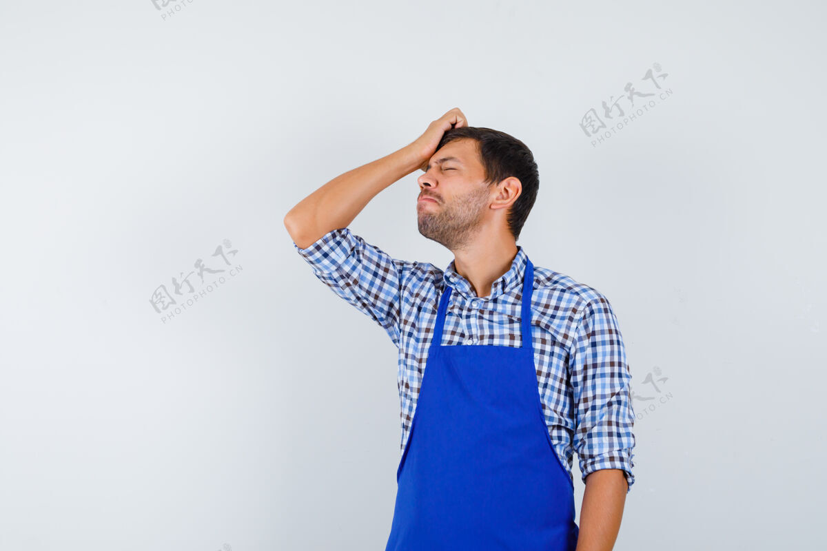 帅哥穿着蓝色围裙和衬衫的年轻男厨师男士衬衫厨师