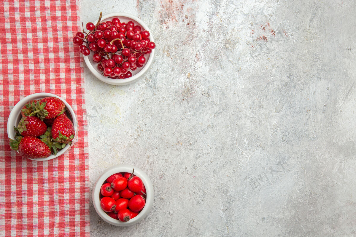 饮食顶视红色水果与浆果对白色桌浆果新鲜水果健康水果醋栗