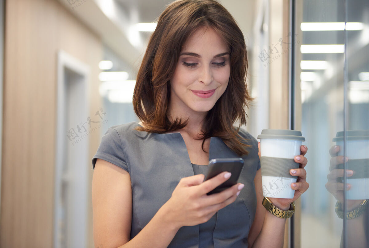 商务近距离观察喝咖啡和打电话的女人咖啡杯正式服装咖啡