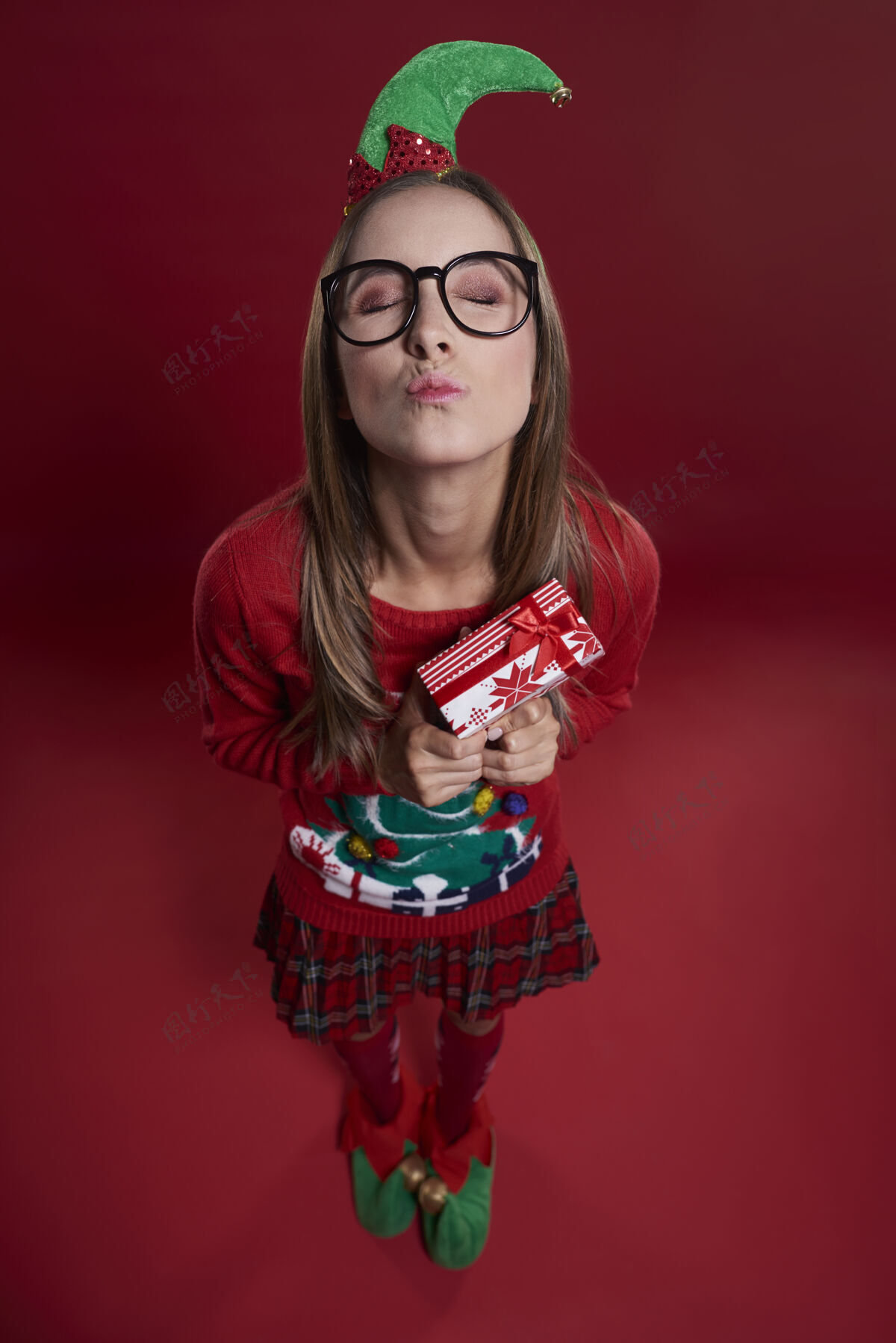 怪人可爱的女书呆子与小礼物穿着圣诞服装闭上眼睛眼镜精灵