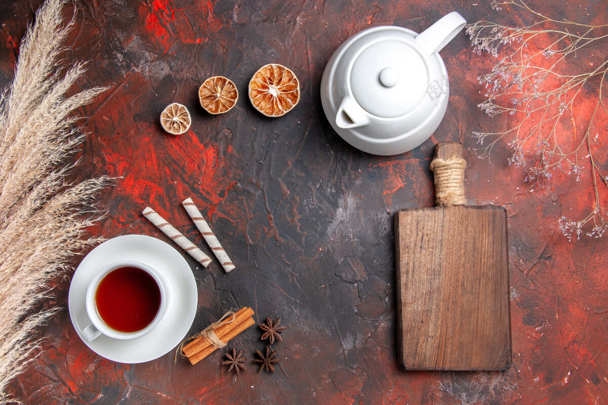 茶杯在黑暗的桌子上用水壶顶着一杯茶水壶声音咖啡