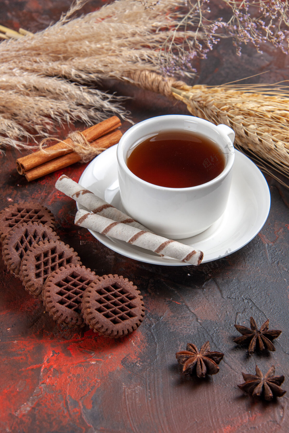 茶杯前视图一杯茶加巧克力饼干放在黑桌子上饼干饼干茶杯子香味早餐