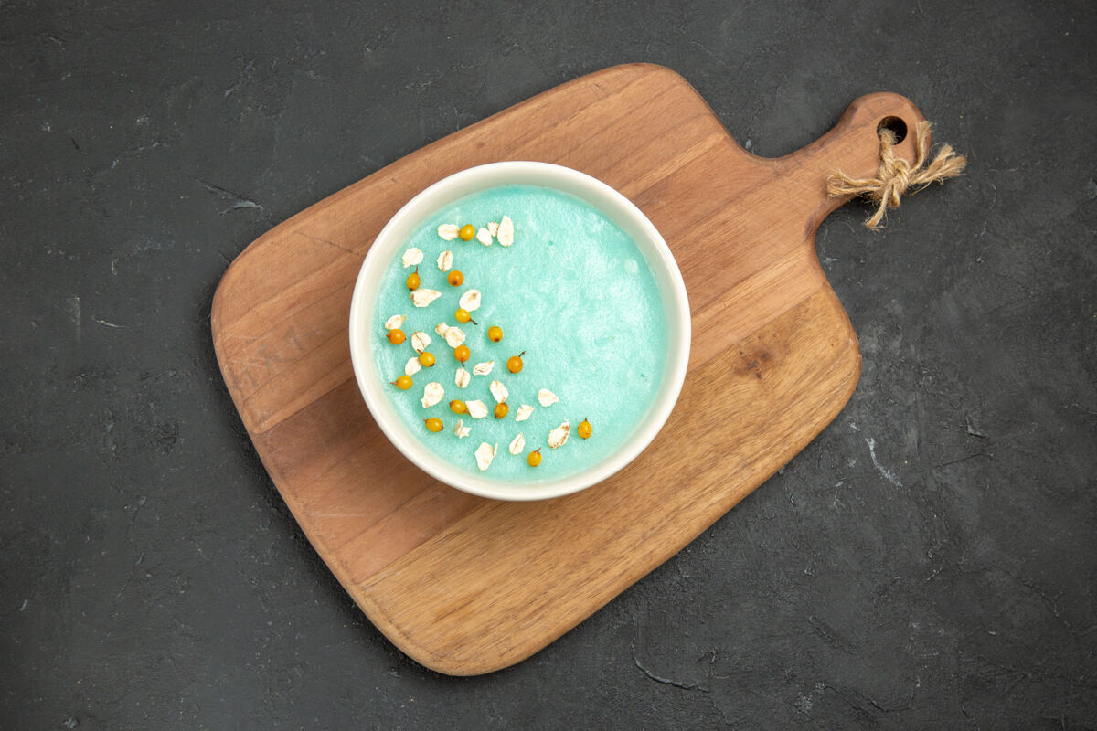 精选俯视图蓝色冰镇甜点在盘子里 放在深色的冰激凌上里面工具美食