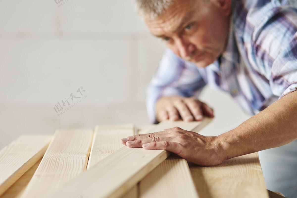 室内很勤劳的人又多了一块木板触摸工艺木头