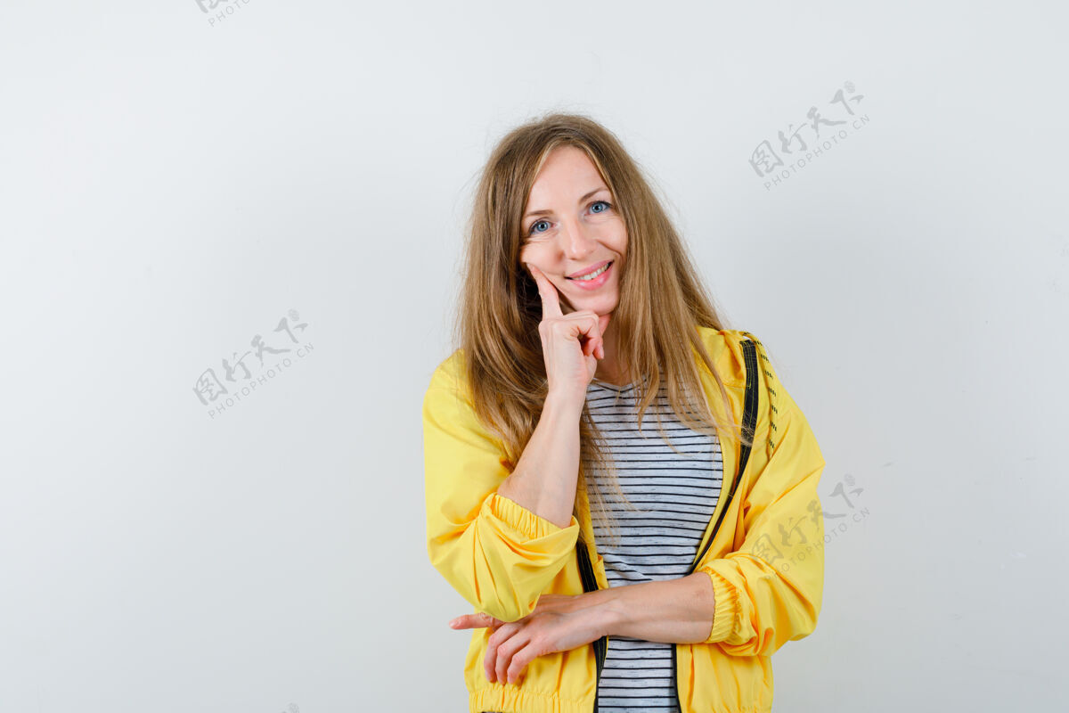 女人穿着黄色夹克的金发女郎金发夹克长发