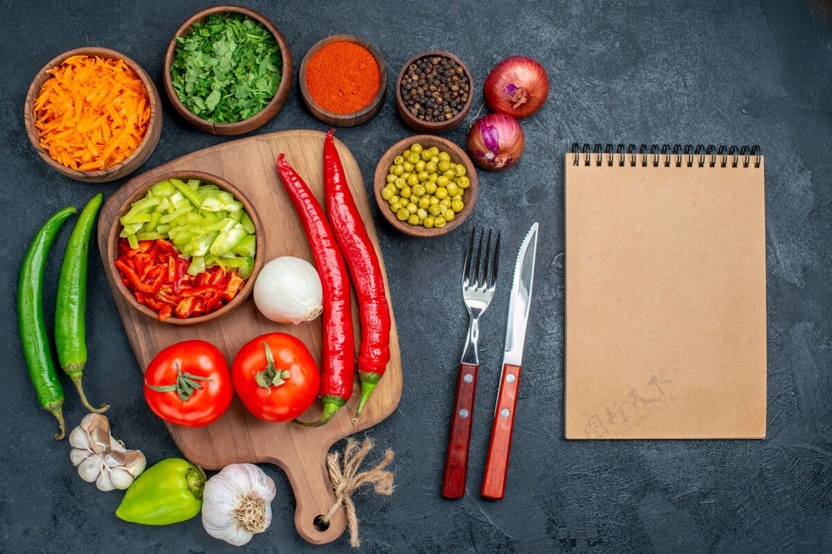 成熟顶视图新鲜蔬菜和绿色蔬菜在深色的桌子上沙拉蔬菜成熟的颜色午餐盒子盘子