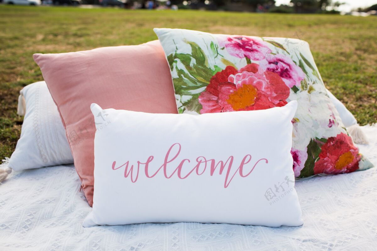 花花园里的枕头上印有花卉图案 上面写着“欢迎”春天枕头自然