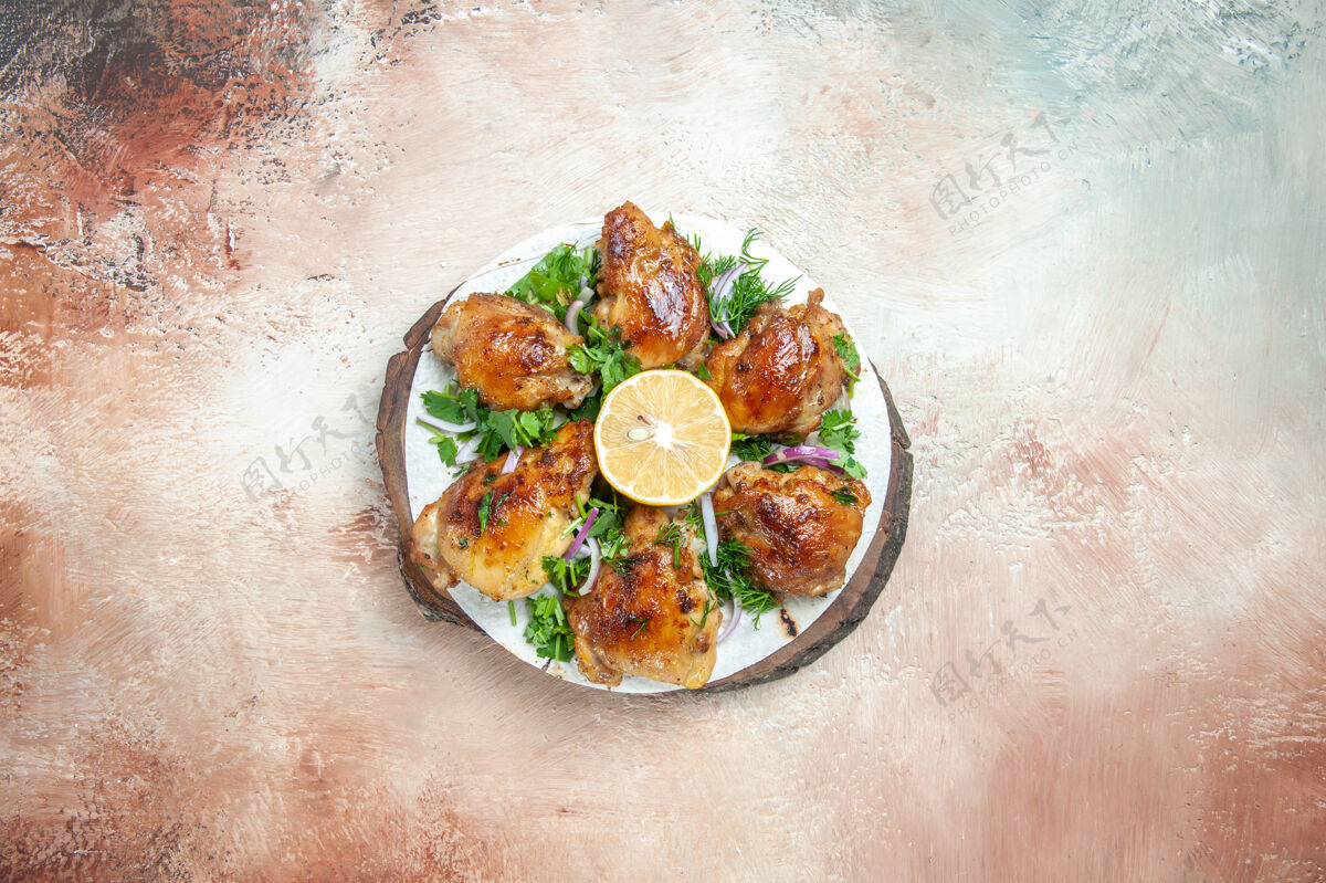 午餐鸡肉俯视图一只开胃的鸡肉 上面放着柠檬香草和洋葱盘子胡椒膳食