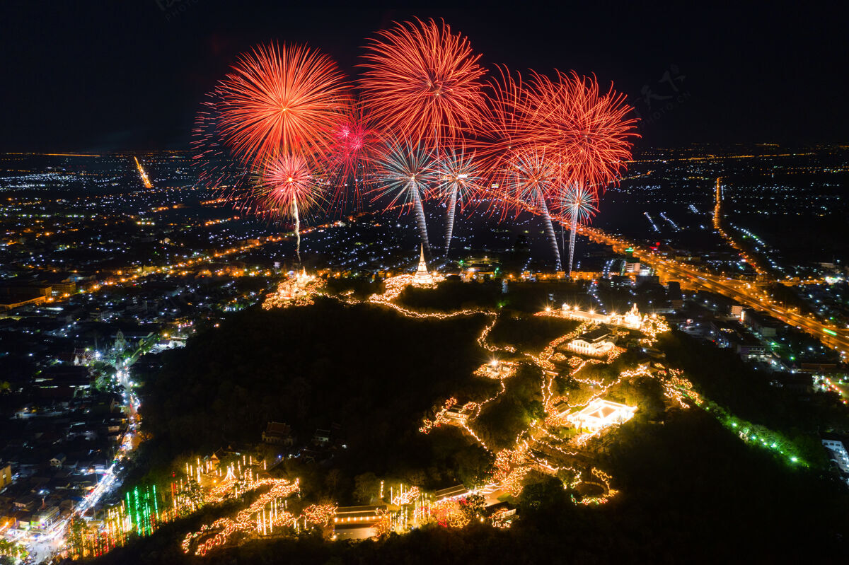 光弗拉纳科恩基里烟花节在晚上在菲查布里 泰国山假日夜晚