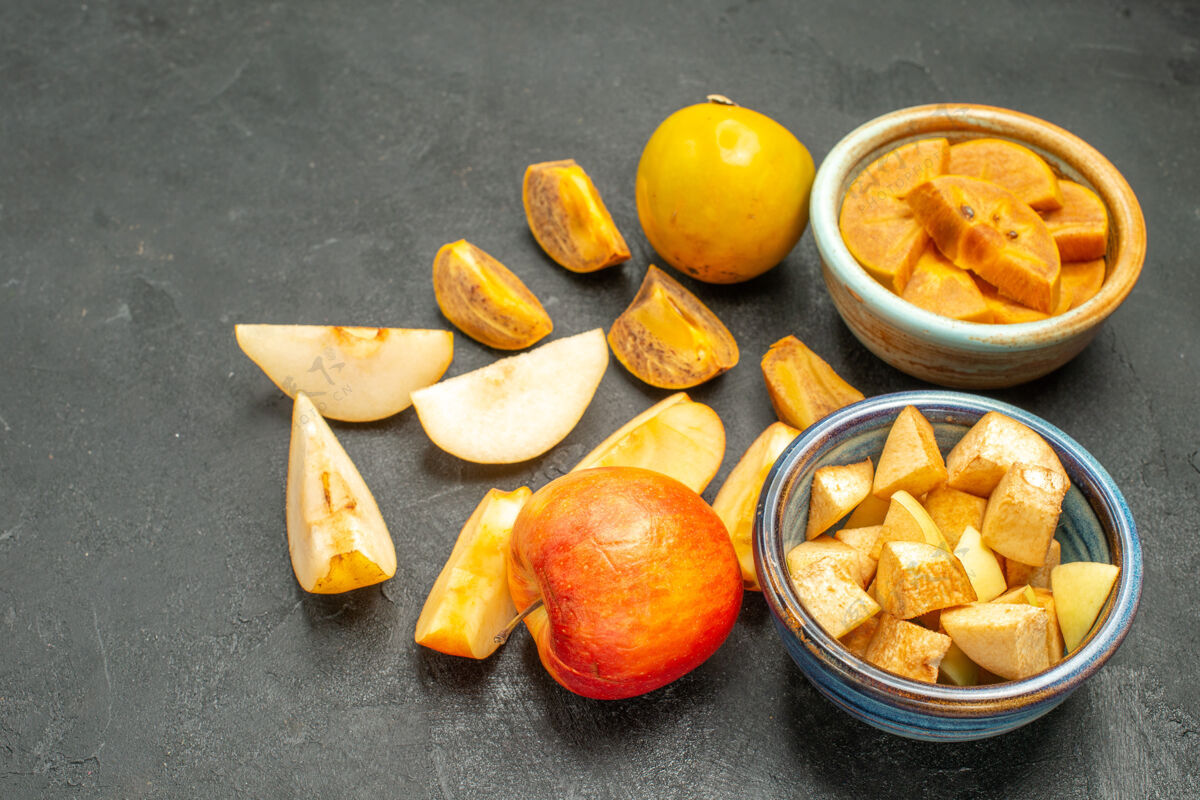 饮食前视图新鲜切片水果苹果和柿子在黑暗的桌子上水果新鲜树柑橘前新鲜
