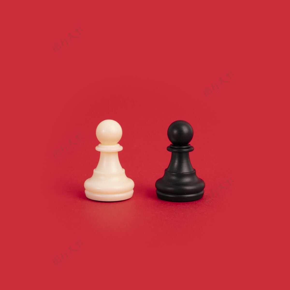 友谊一个白色和一个黑色象棋棋子一个明亮的红色背景-完美的多样性的概念团队关系不同