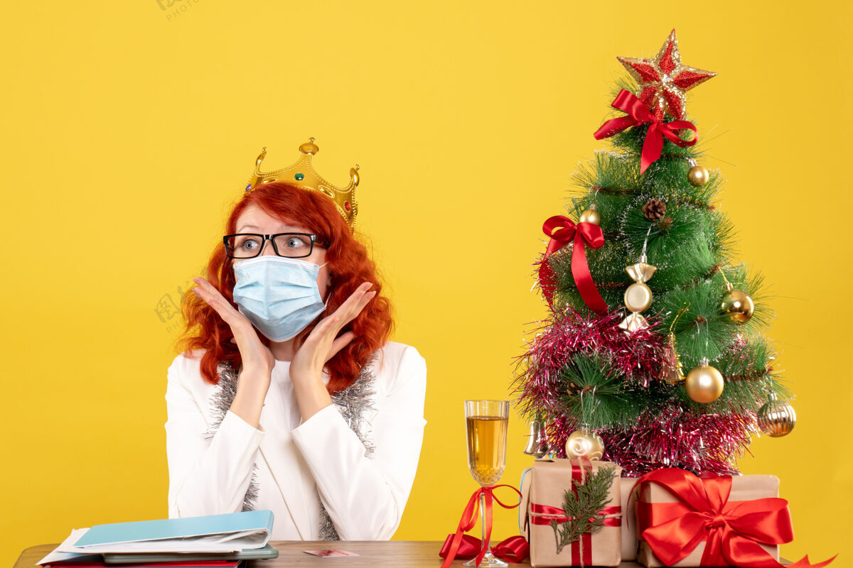 圣诞节圣诞节前后戴着无菌口罩的女医生呈现在眼前消毒礼物礼物