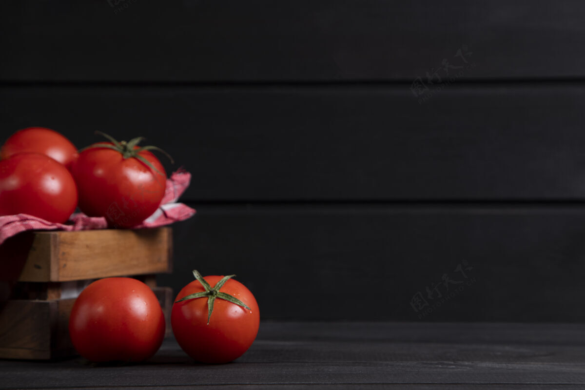 叶一个木制的旧盒子里装满了新鲜的红色多汁西红柿高质量的照片素食番茄健康