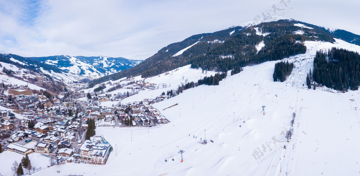 城镇奥地利阿尔卑斯山美丽的雪山小镇风景空中自然