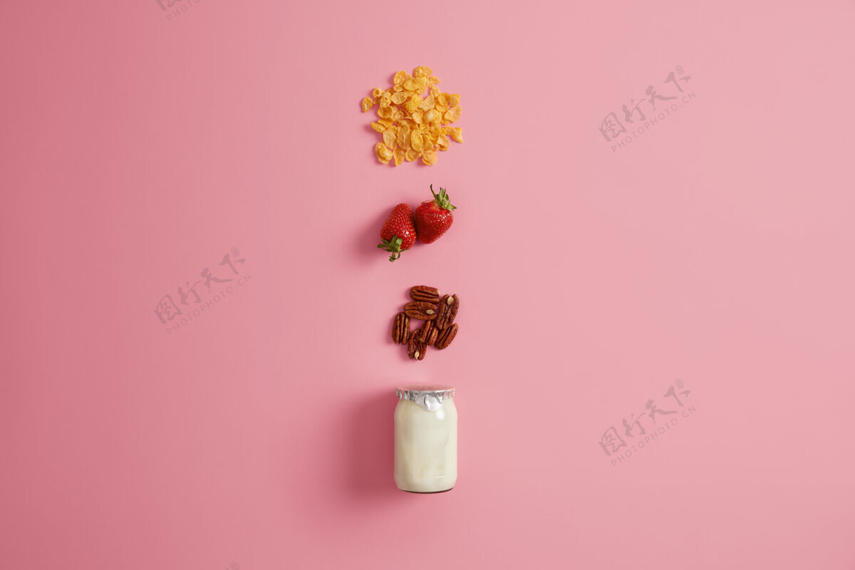 零食格兰诺拉麦片 成熟的草莓和全麦面包作为原料添加酸奶和准备美味的饮料或冰沙早餐自制零食健康的有机营养和保持饮食观念谷物玫瑰新鲜