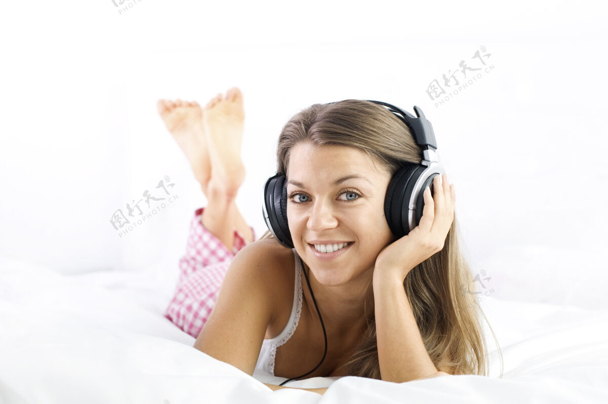睡觉时间在床上听音乐可爱床枕头
