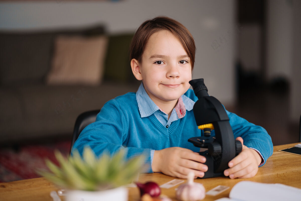 孩子一年级男生在家用显微镜学习男孩知识教育