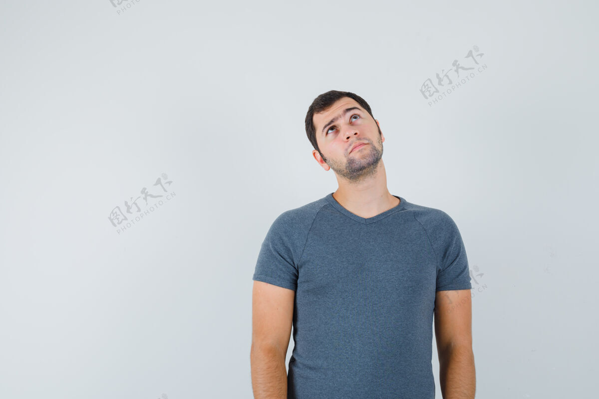 沉思穿着灰色t恤的年轻男性 向上看 神情沉思衬衫T恤休闲