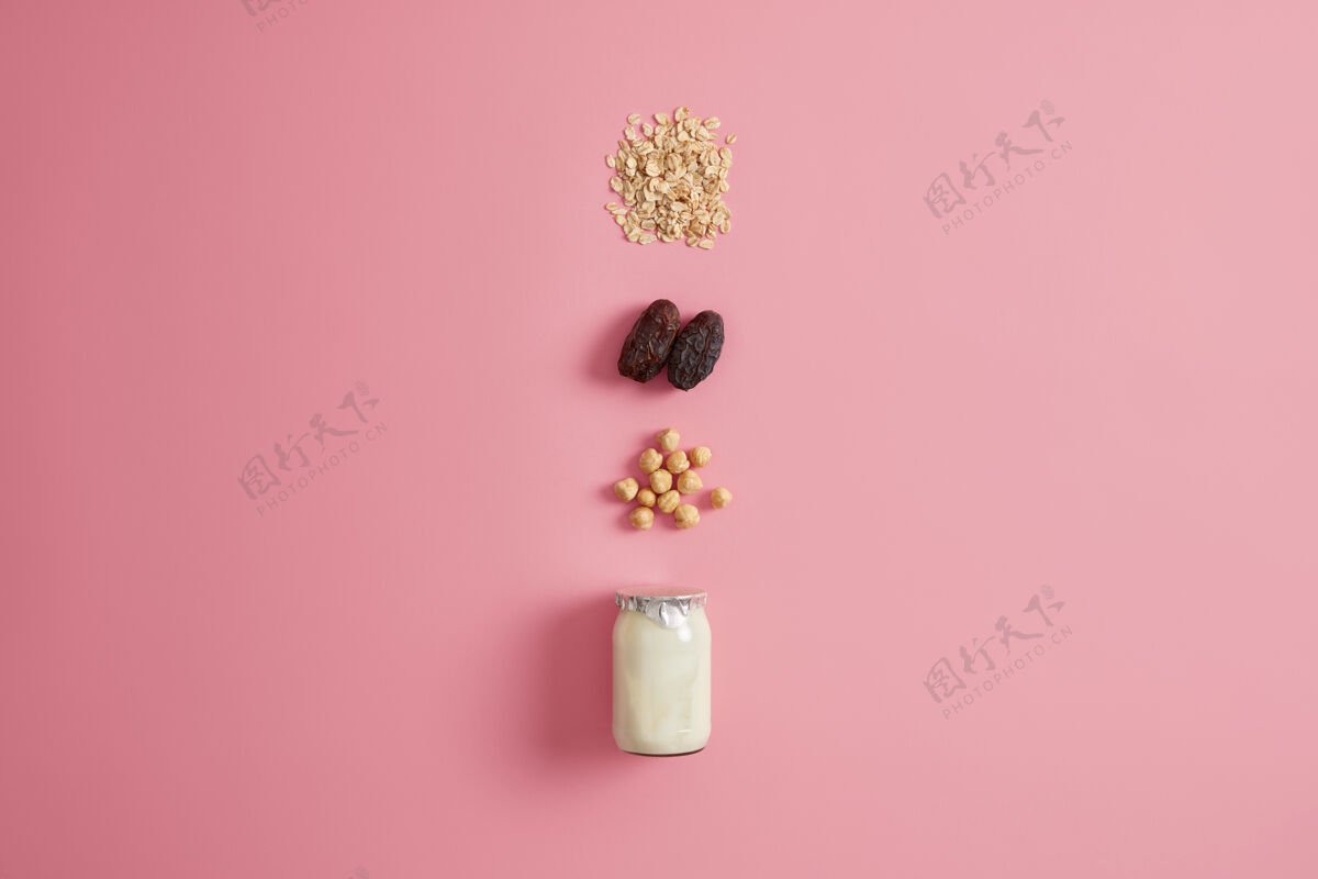 松香健康的素食和早晨的营养概念自制酸奶与有机成分榛子 干枣和燕麦麦片准备粥减肥早餐燕麦片产品混合坚果背景