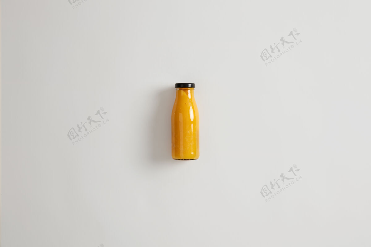 平衡新鲜自制芒果菠萝橙汁 玻璃瓶装 白色背景碳水化合物 纤维 蛋白质和健康脂肪的均衡组合保持热量不足的饮料新鲜营养零食