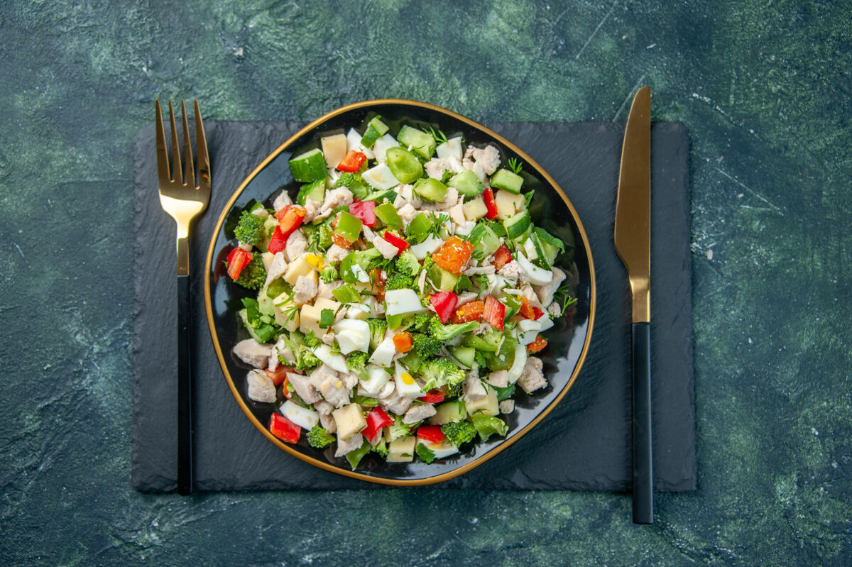 盘子顶视图美味的蔬菜沙拉在盘子里用叉子在黑暗的背景下烹饪餐厅新鲜的一餐颜色健康的午餐食物饮食晚餐饮食午餐