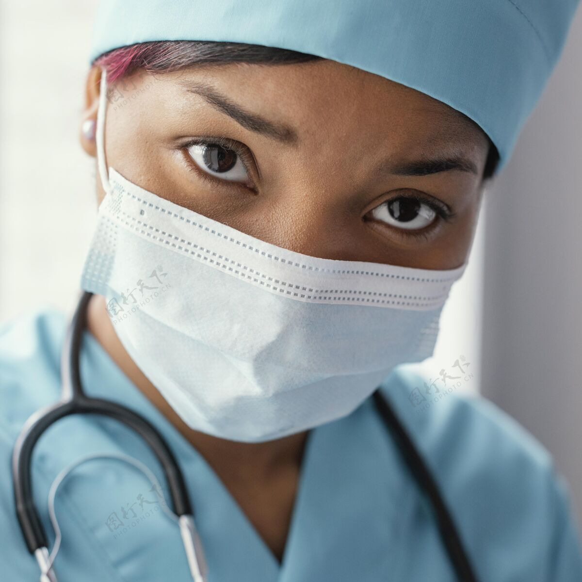 医生特写带着面具的忧心忡忡的女人医学职业面罩
