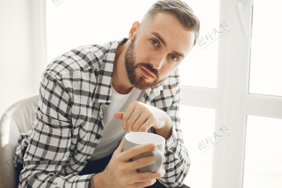 胡须在家喝咖啡放松的男人的画像优雅年轻复制空间
