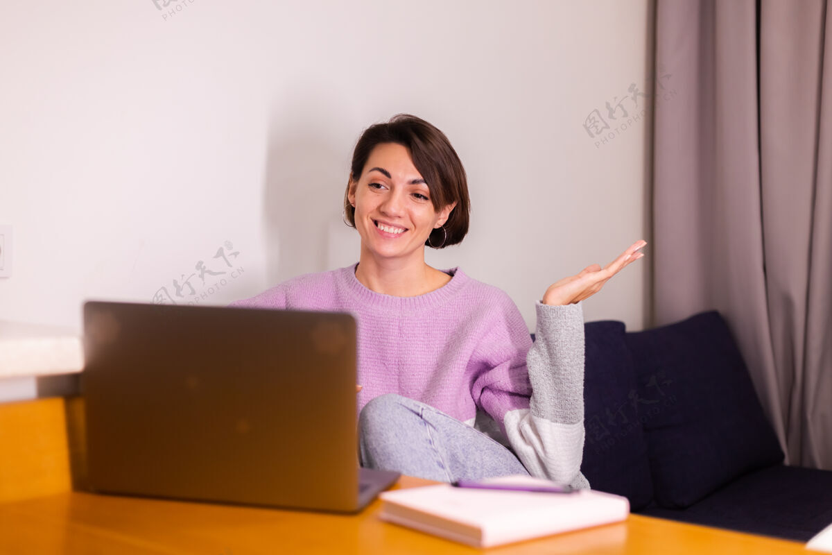 虚拟年轻的白人微笑女孩在卧室沙发上微笑的女人相机通话无线年轻人