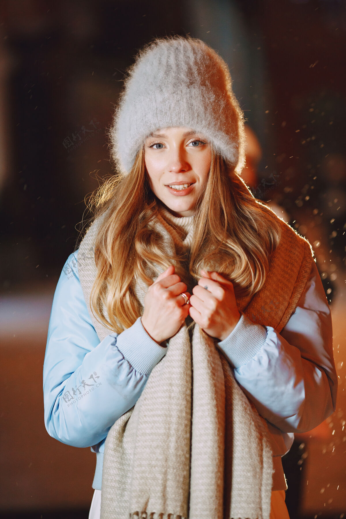 十二月在街上摆姿势的年轻女子的户外夜晚肖像冬天女士女孩