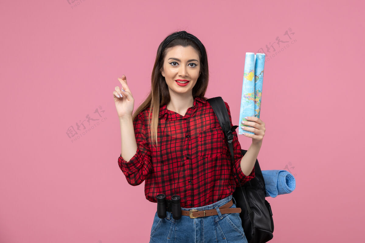 肖像正面图穿红色衬衫的年轻女性 配上粉色底色的时尚女性地图微笑年轻女性人物