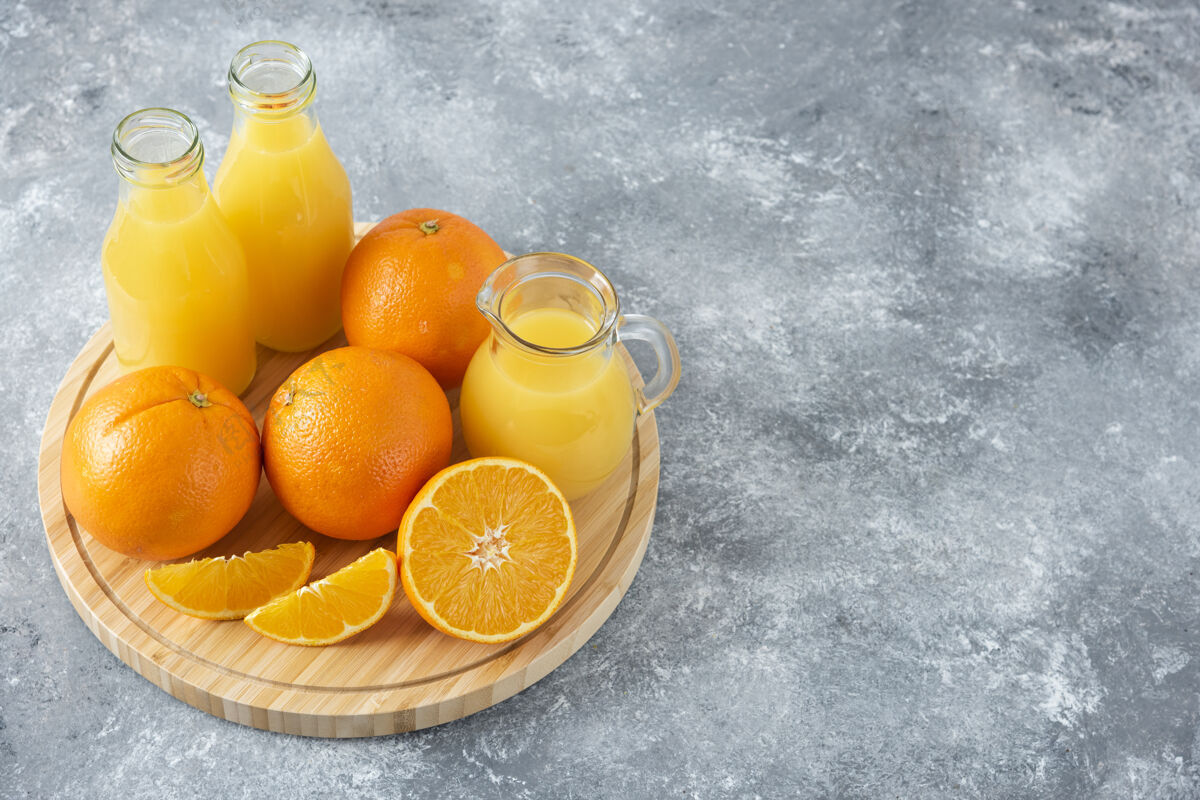 热带石桌上放满了橙子汁的木板成熟提神新鲜