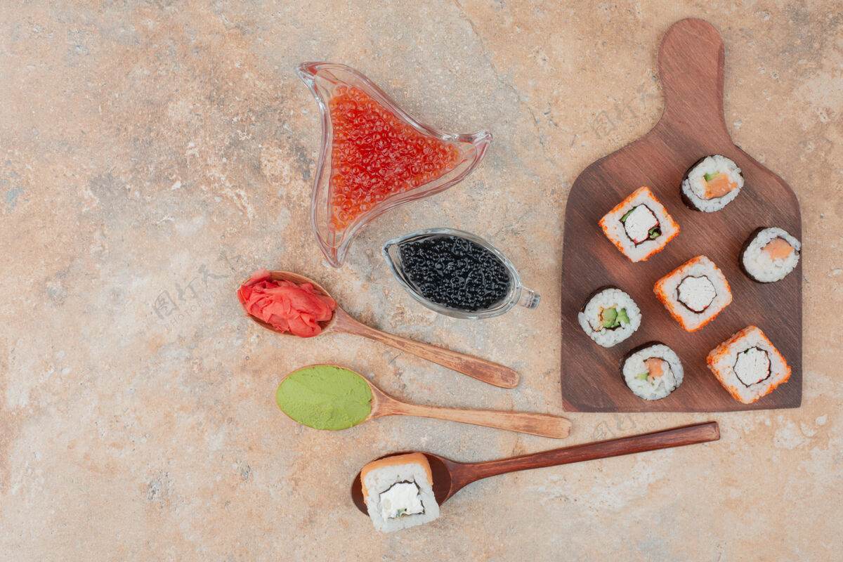 生姜美味的寿司 鱼子酱 姜和瓦萨比放在木盘上寿司好吃酱油