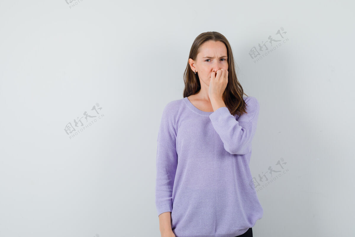 衬衫年轻的女性手放在她的嘴上 穿着淡紫色的衬衫 看起来很悲伤前视图文本空间亚洲女性化妆