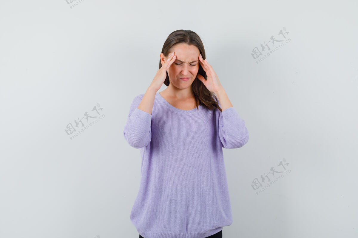 漂亮年轻的女性手举在头上 穿着淡紫色上衣 看起来很紧张前视图衬衫化妆优雅