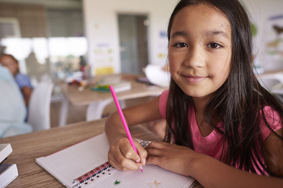 学校建筑亚洲女孩在她的笔记本里创作微笑回到学校知识