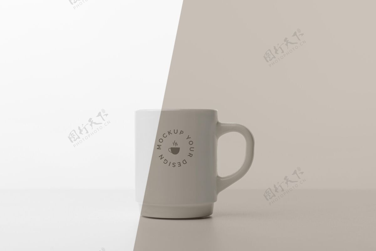 商标杯子和咖啡模型放在桌子上咖啡咖啡杯模型