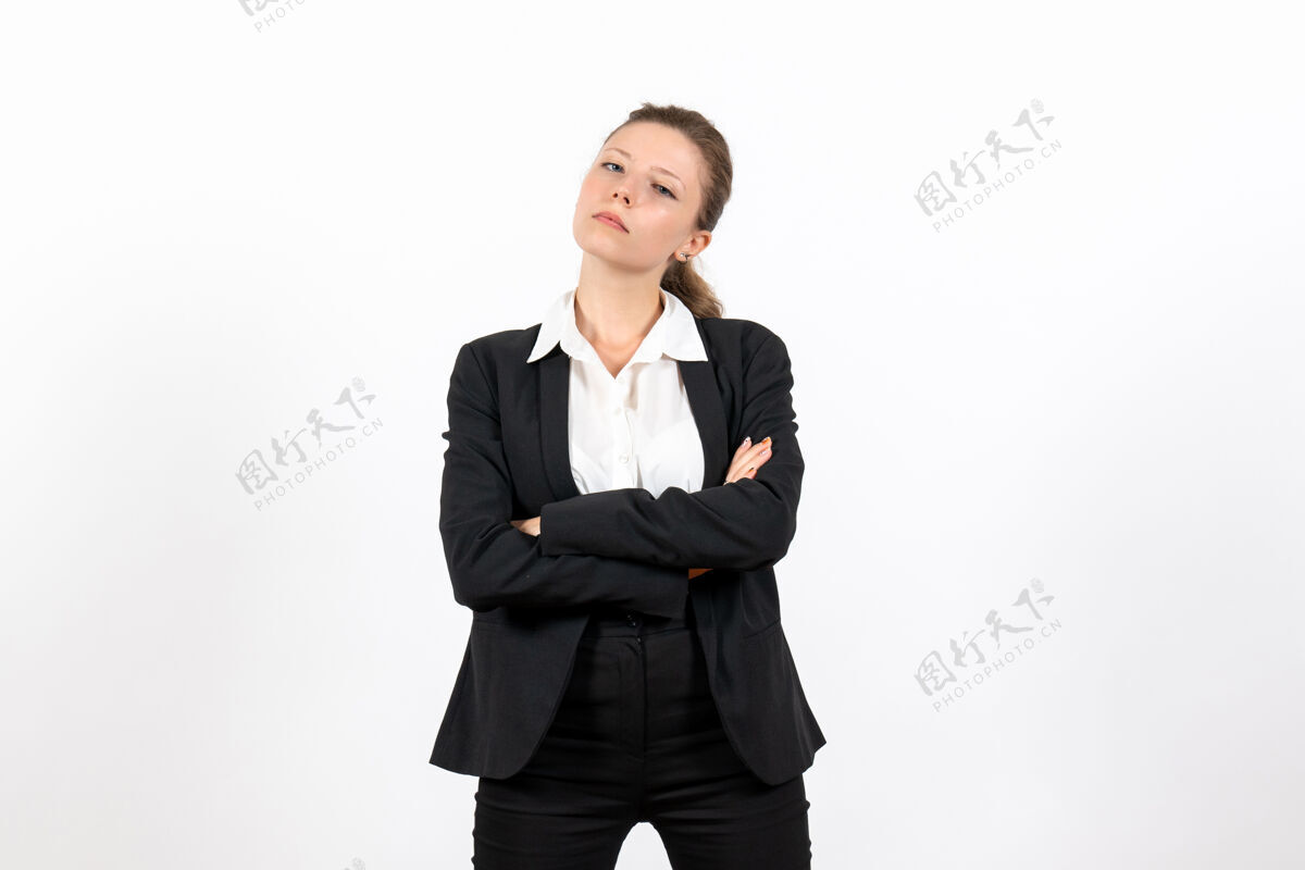 专业人士前视年轻女性在严格的经典西装摆姿势的白色背景服装商业女性工作女性工作姿势企业家行政人员