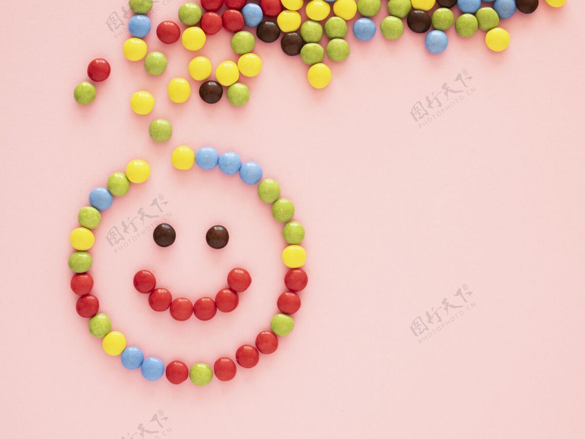 感觉粉色背景上的糖果顶视图复制空间框架情感