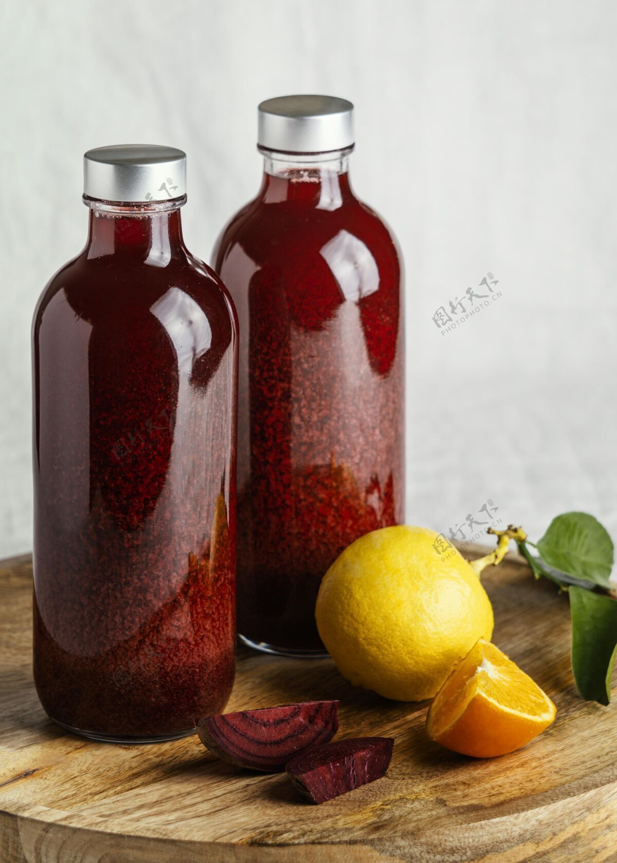 配料健康的红色饮料在玻璃瓶的安排提神食物不含酒精