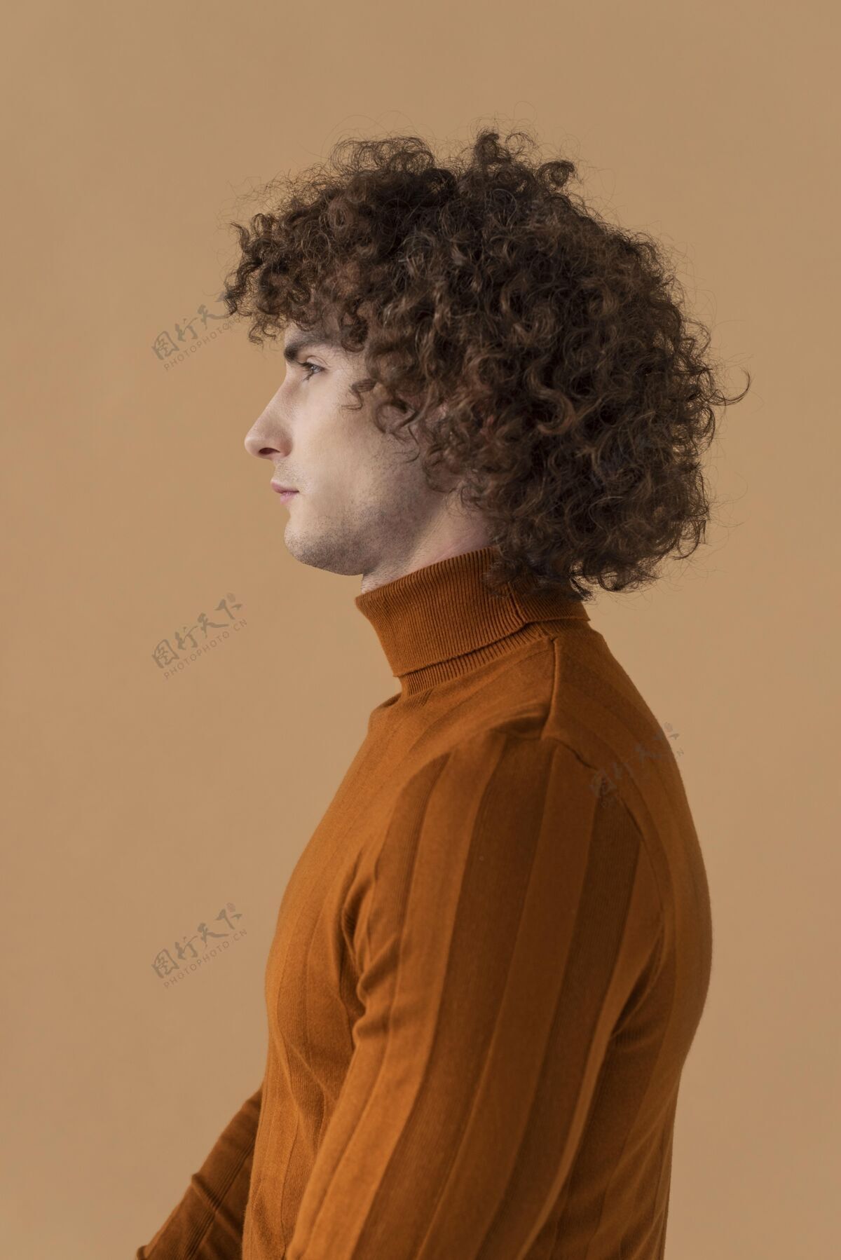 男人侧视图卷发男子棕色衬衫摆姿势年轻姿势模特
