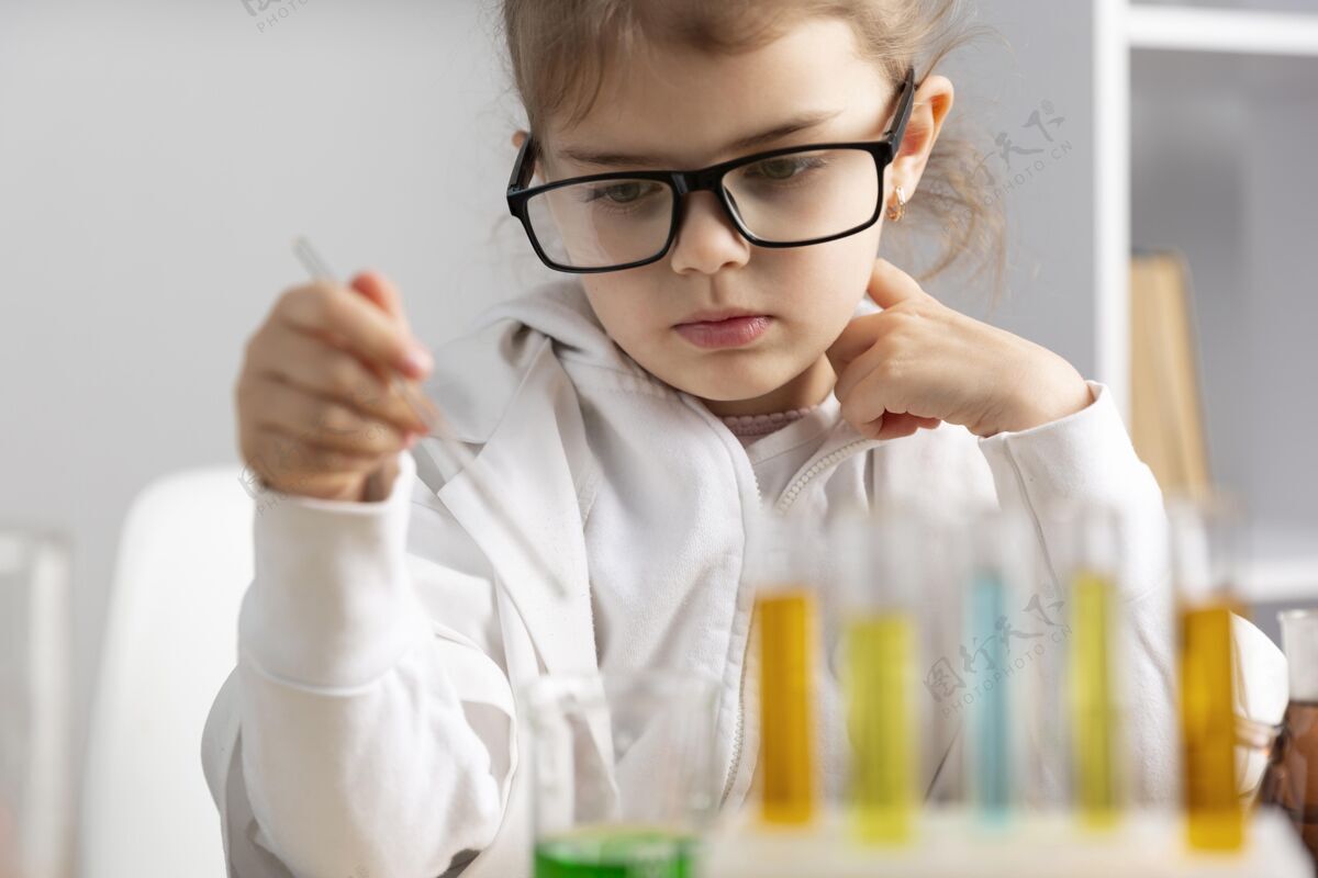 眼镜在实验室做实验的女孩科学孩子实验