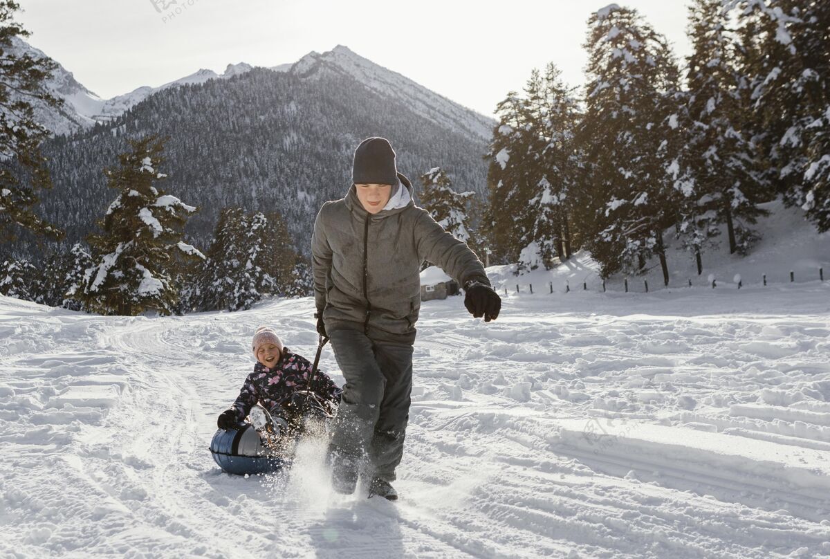 孩子全拍家庭成员在雪中玩耍户外旅行旅行