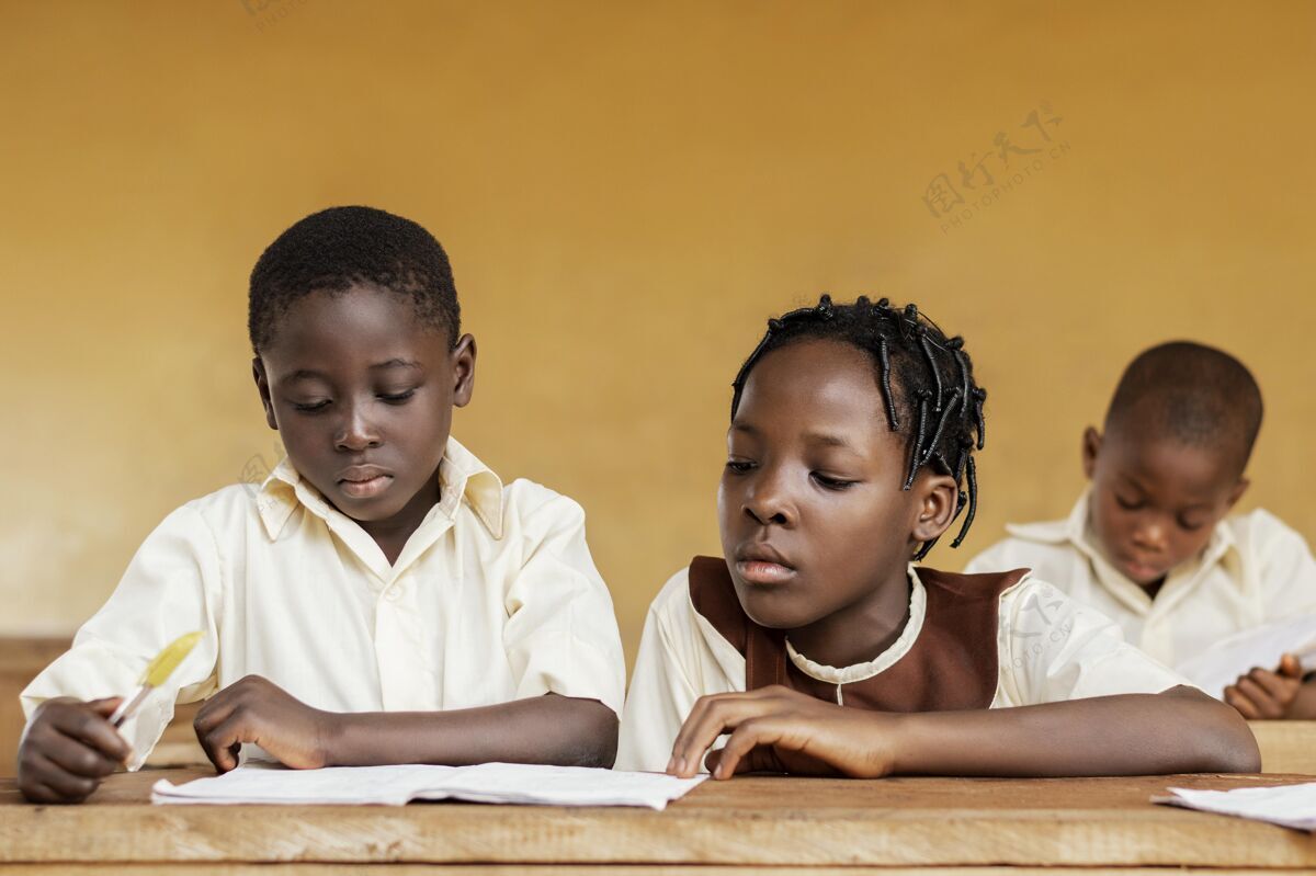 青年一群非洲孩子一起学习学习小学生学习
