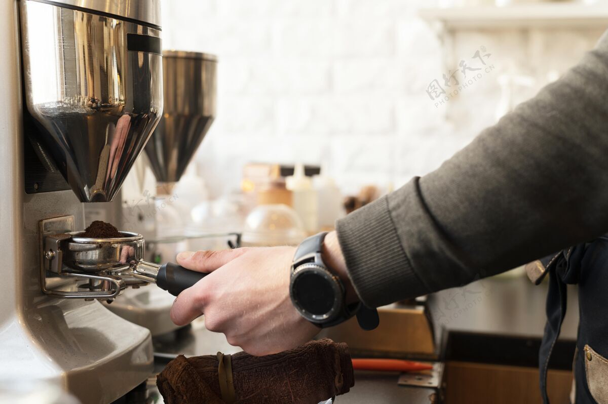 特写近距离的手与手表准备咖啡美味美味就业
