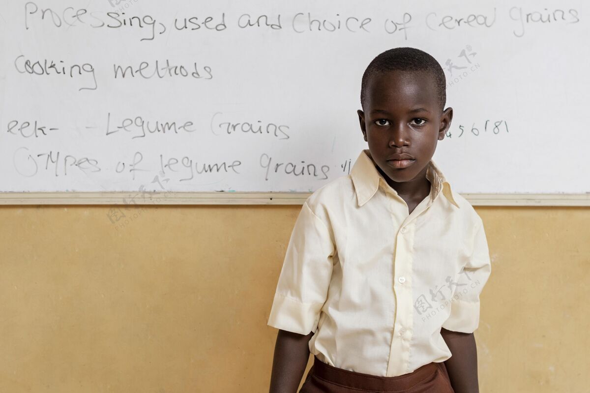 班级站在白板旁边的非洲小孩青年孩子小学