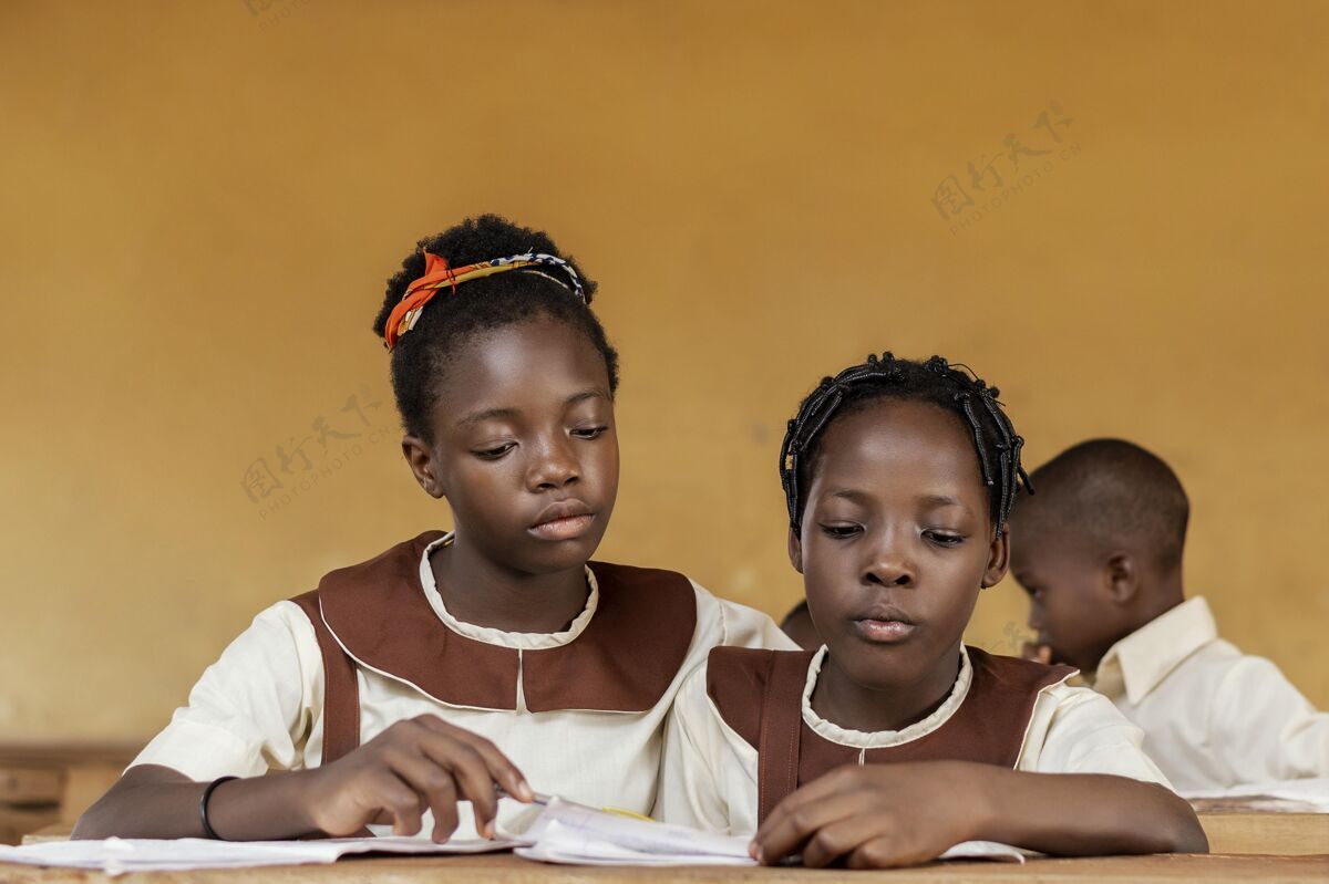 学习一群非洲孩子一起学习青年孩子学习