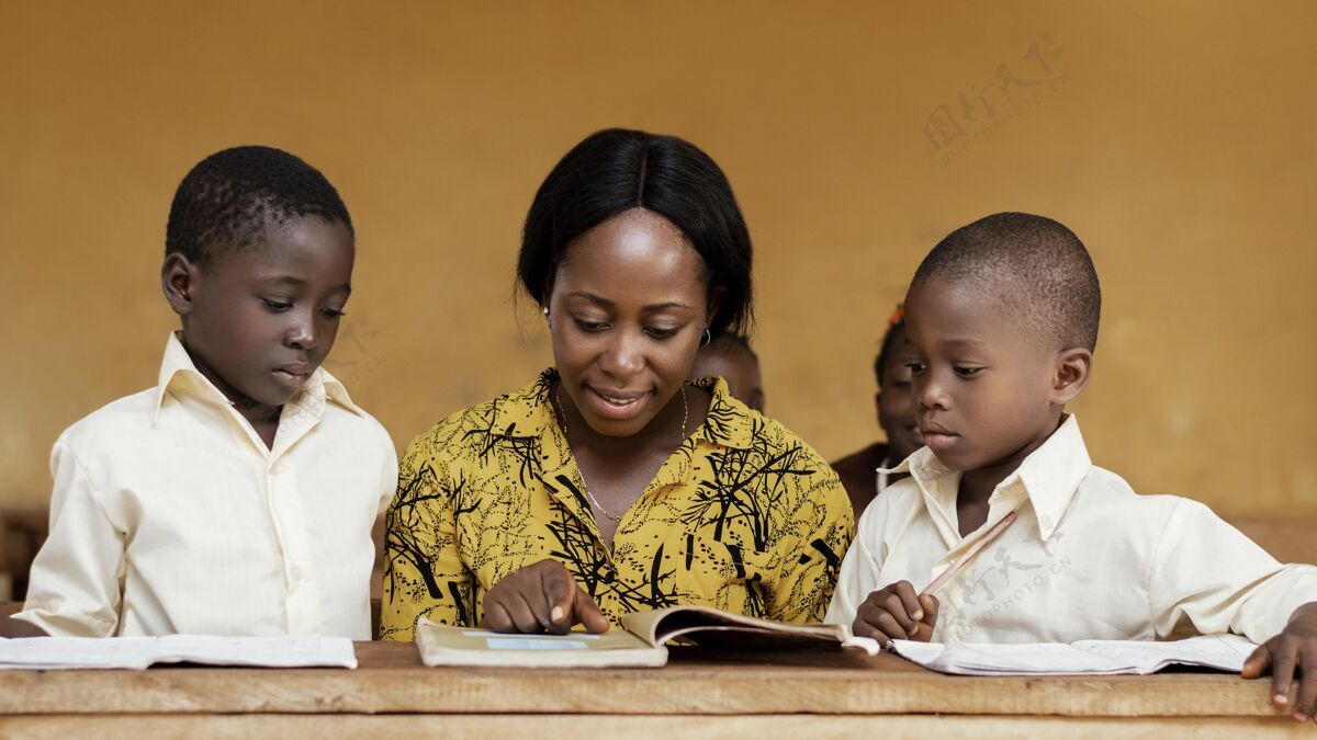 青年老师在课堂上帮助孩子们学习青年非洲