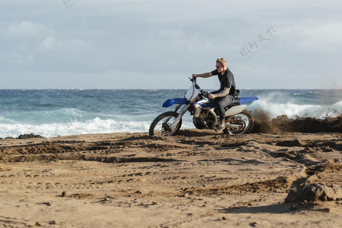 假日夏威夷骑摩托车的人姿势男人旅游