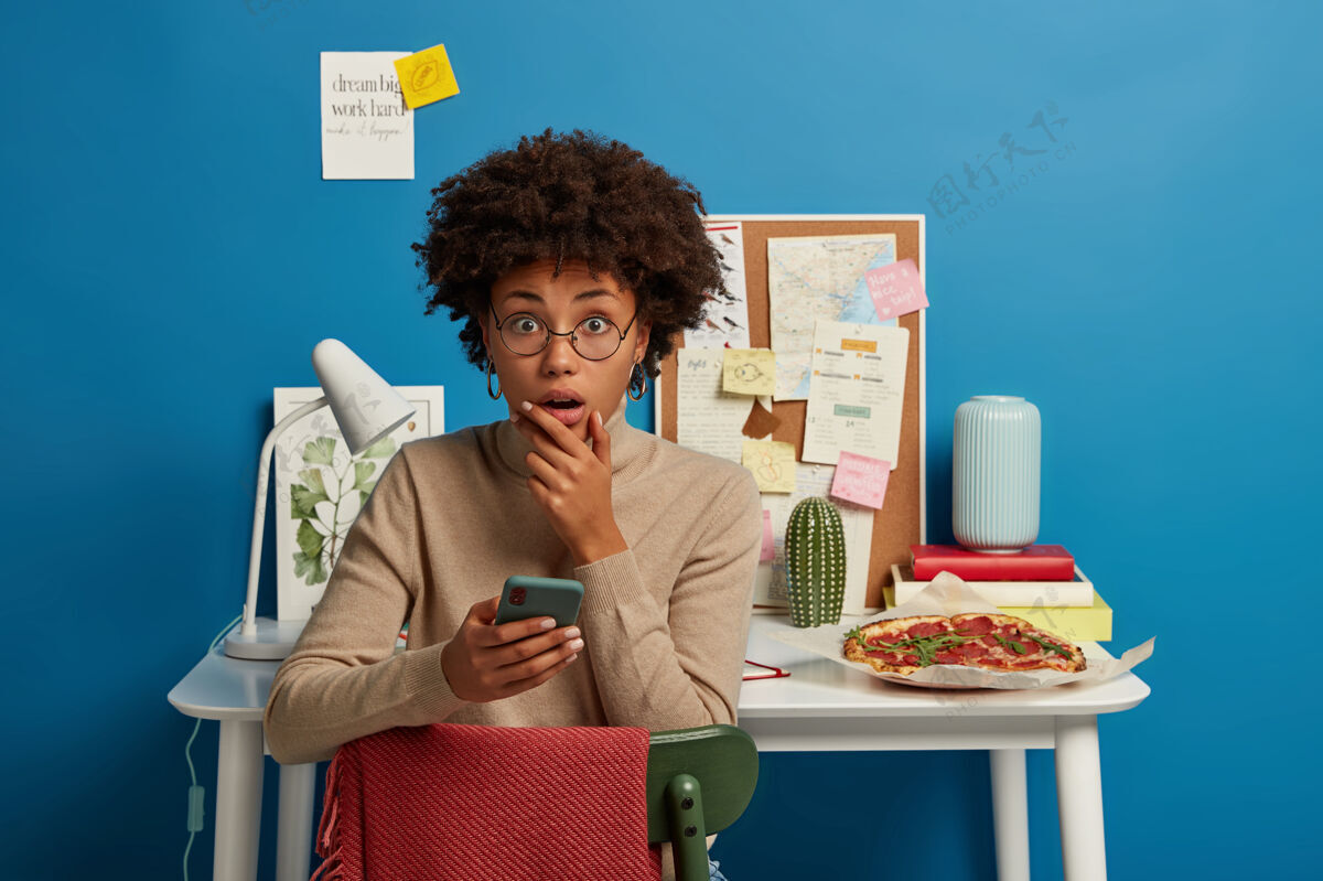 短信美丽的黑发女人留在她的工作场所通知企业家设备