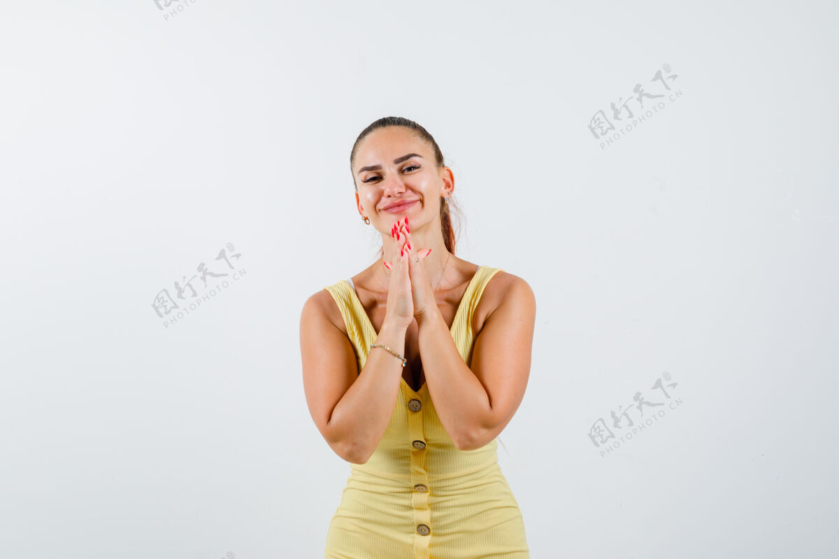 健康的帮助年轻漂亮的女性手牵手在祈祷的姿势穿着礼服 看起来很感激 前视图手势女人连接概念